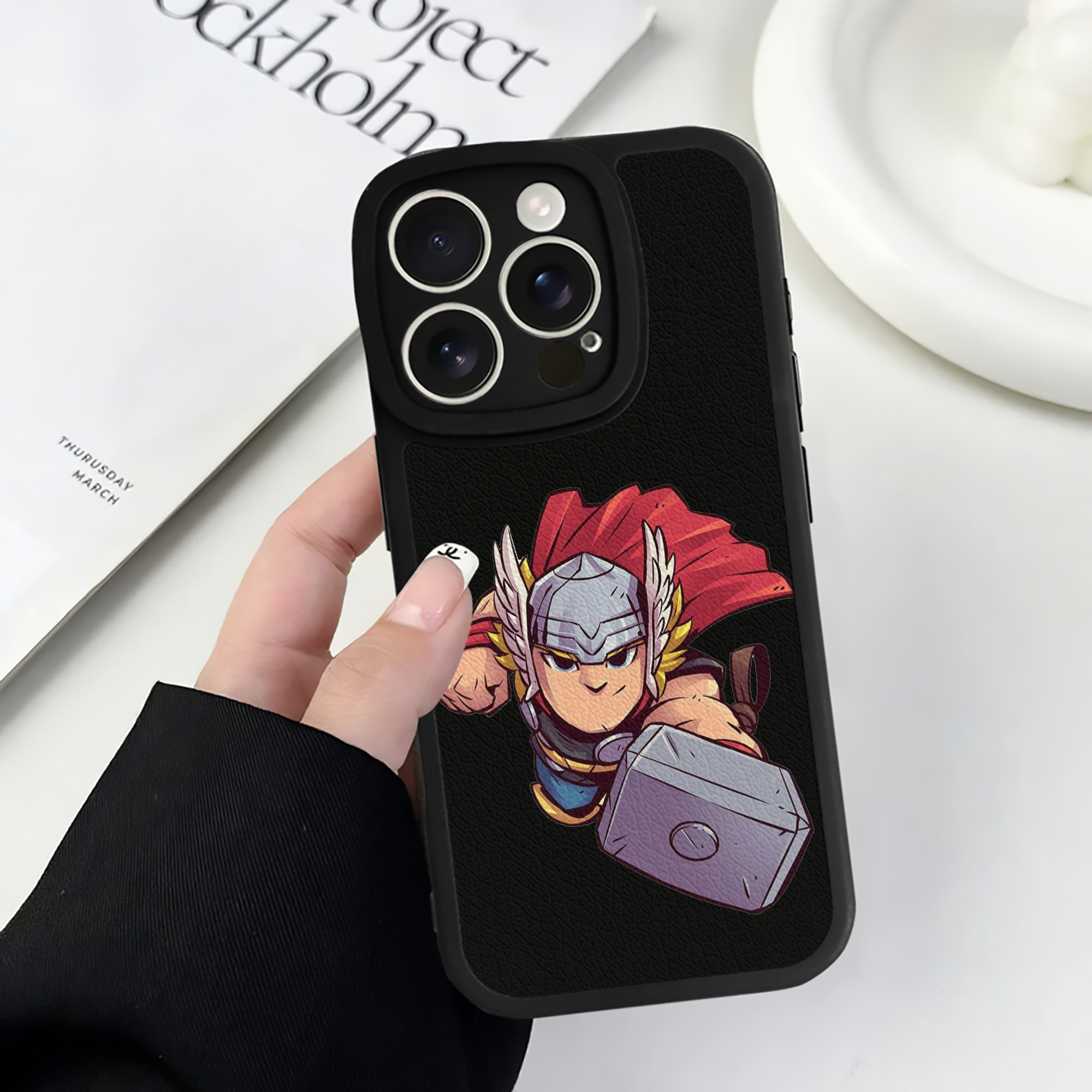 （画像用） アベンジャーズ The Avengers 【iPhone 16シリーズ対応】シリコンスマホケース（レザー調） 材質：シリコン